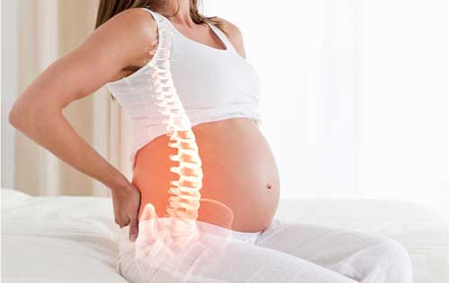 mujer embarazada con dolor de espalda