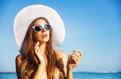 Crema, tratamiento de belleza, verano, playa, gafas de sol